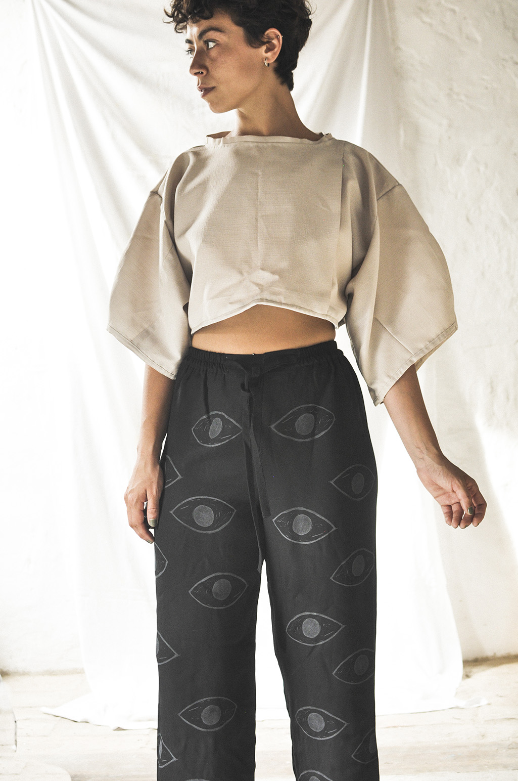 blusa  oversize y pantalon ojos