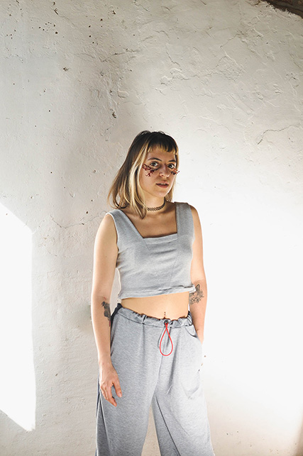 top gris bifaz + jogger en modal