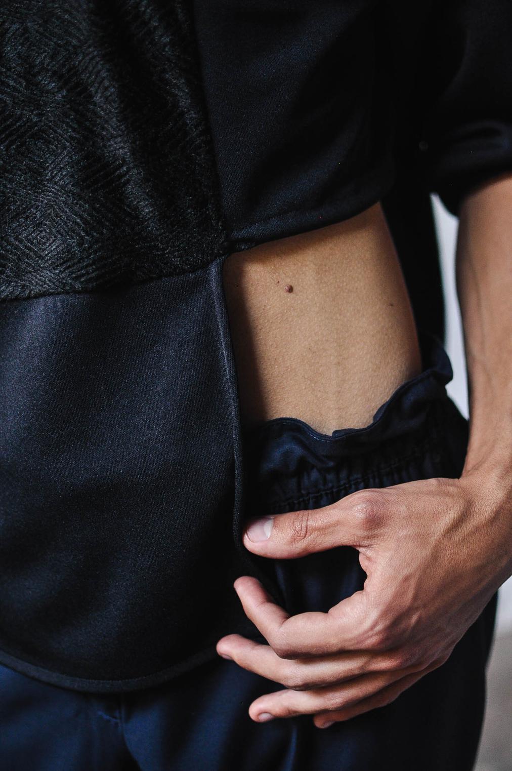 bluzo black y detalle jogger marino