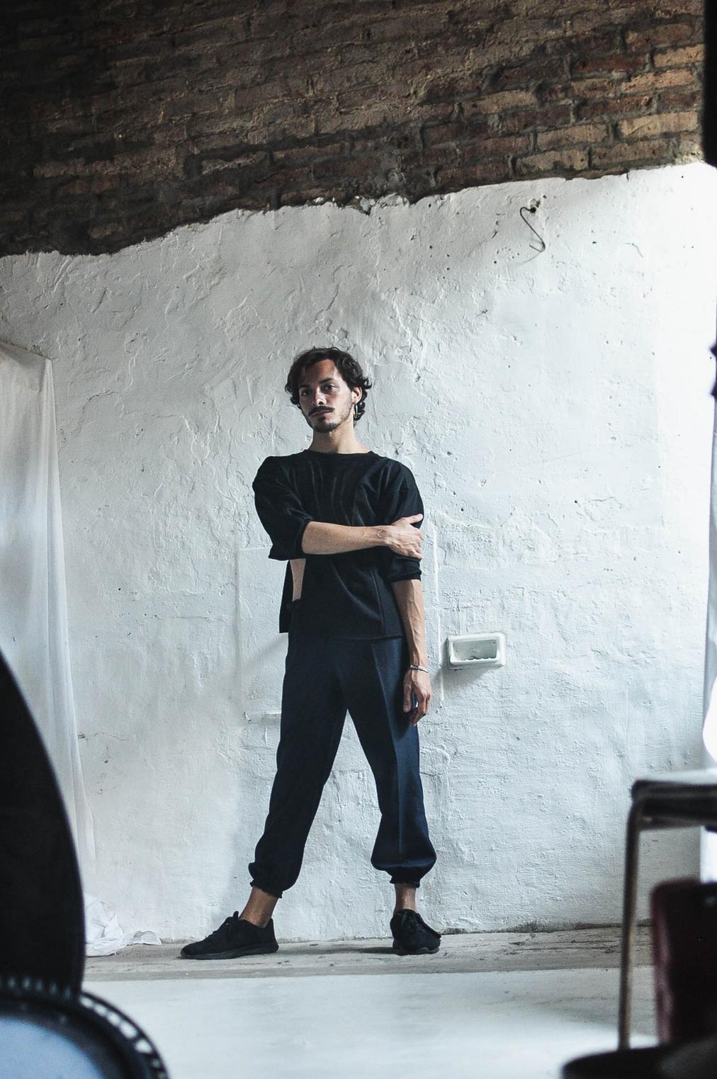bluzo black y jogger marino